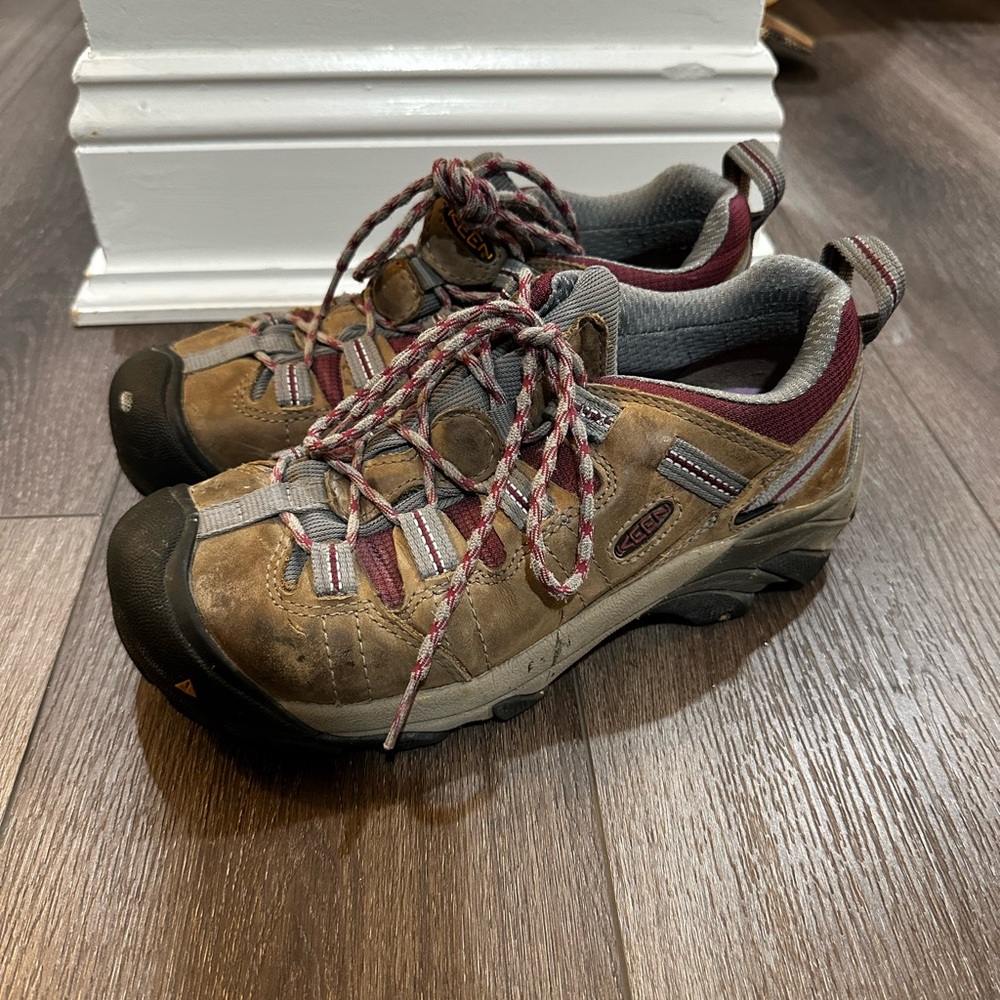 KEEN Tan and Burgundy Outdoor Shoes - Picture 3 of 4